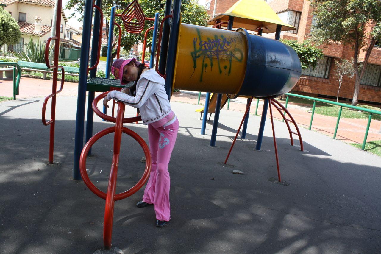 Fotos de solita joven siendo traviesa en un parque
 #60081014