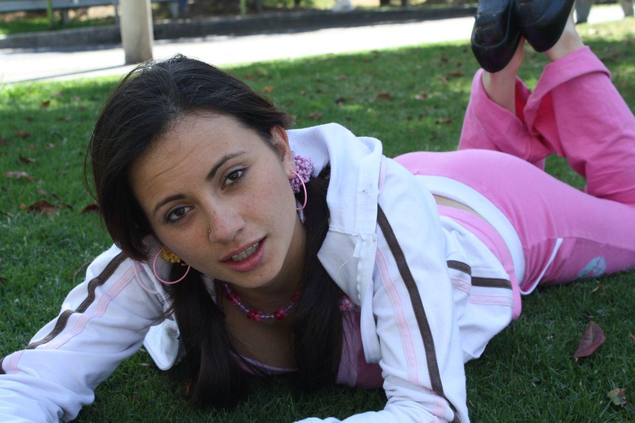 Fotos de solita joven siendo traviesa en un parque
 #60081109