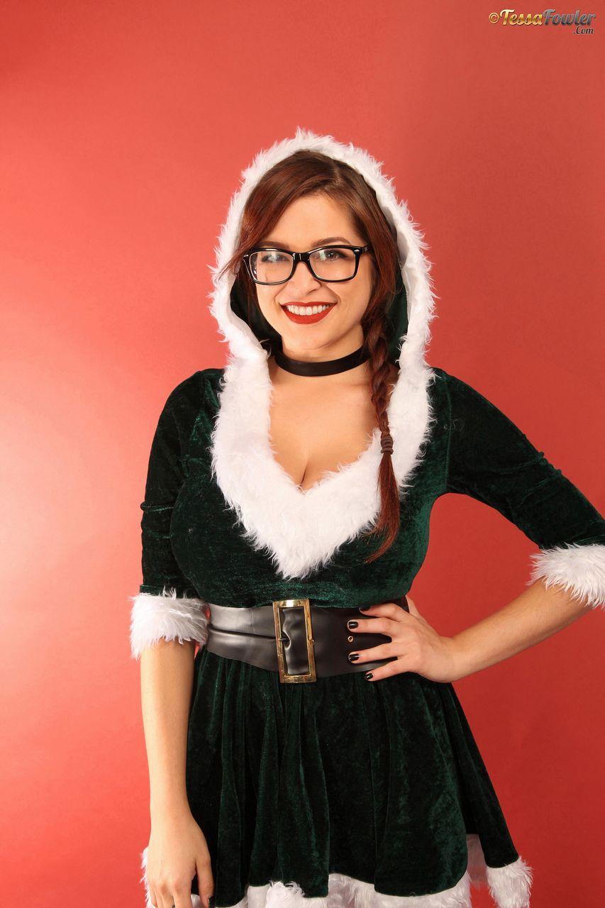 La tetona Tessa Fowler en su traje navideño de terciopelo
 #60088631