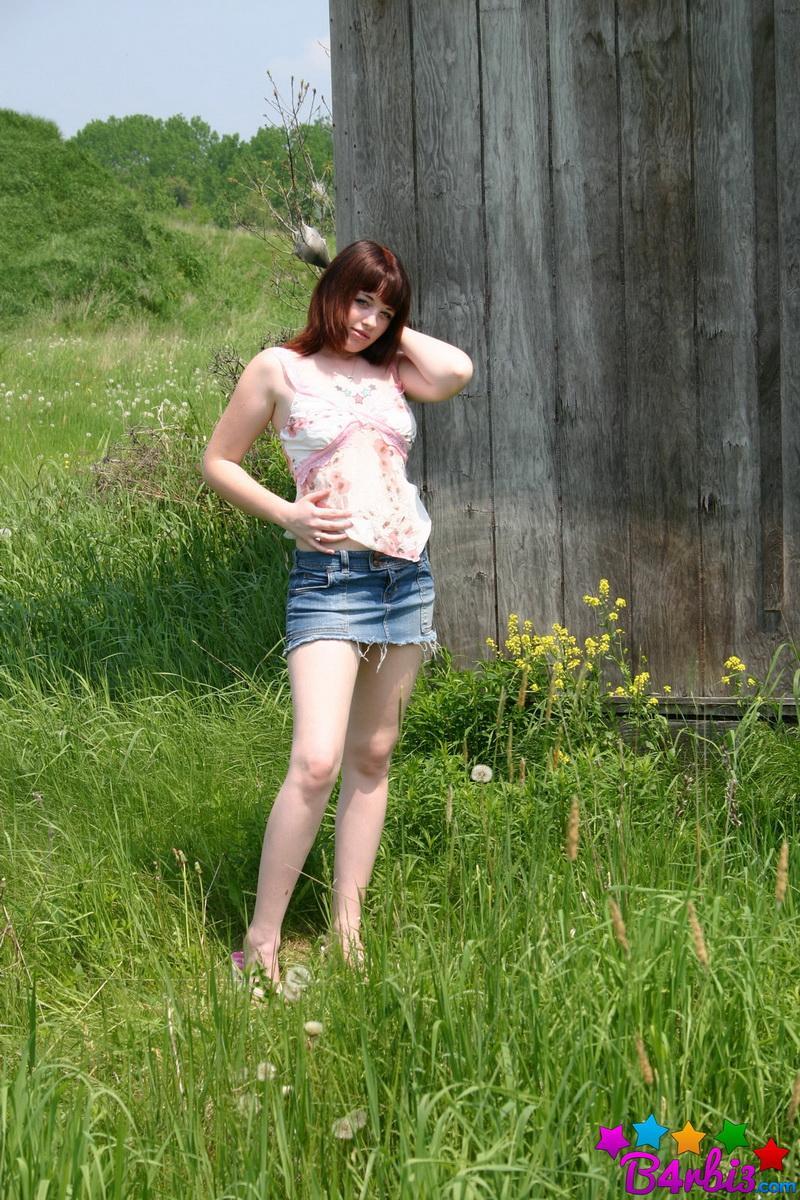 La perfecta barbie joven se desnuda al aire libre detrás del granero en la granja
 #53414621