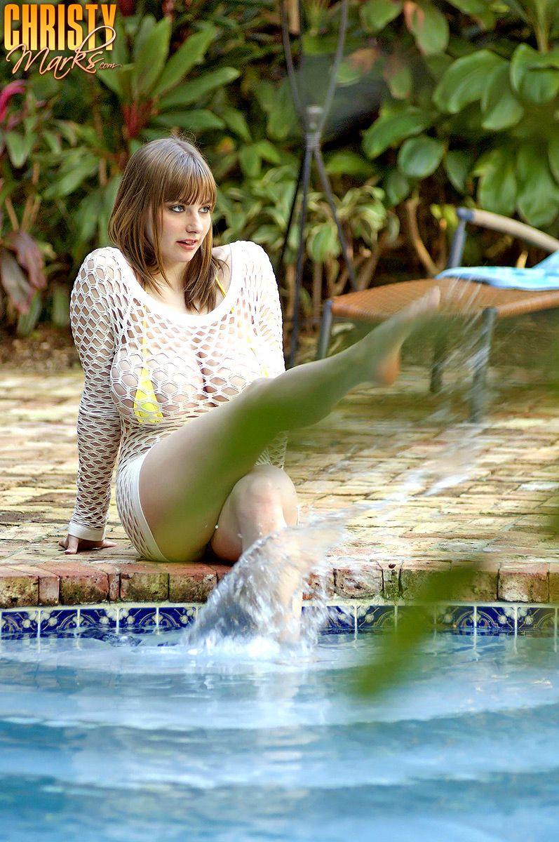 クリスティは、プールで彼女の熱い体を冷却マークの写真
 #53823447