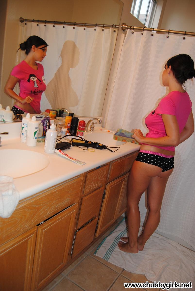 クリッシー・マリーが裸になって、熱いシャワーを浴びようと誘う。
 #53805555
