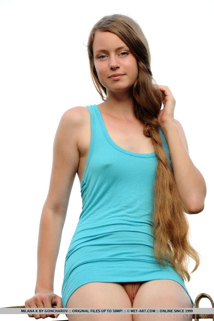 Milana neckt in ihrem blauen Tank-Top, bevor sie sich umdreht, um ihren außergewöhnlichen Arsch zu zeigen #59552771