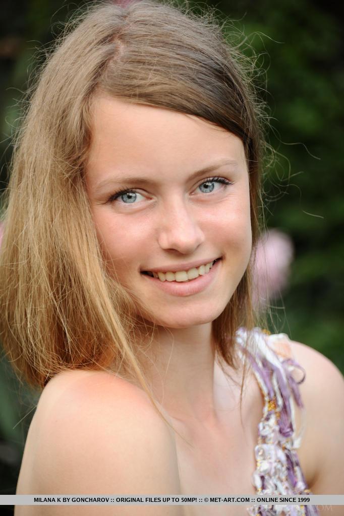 Milana neckt in ihrem blauen Tank-Top, bevor sie sich umdreht, um ihren außergewöhnlichen Arsch zu zeigen #59552913