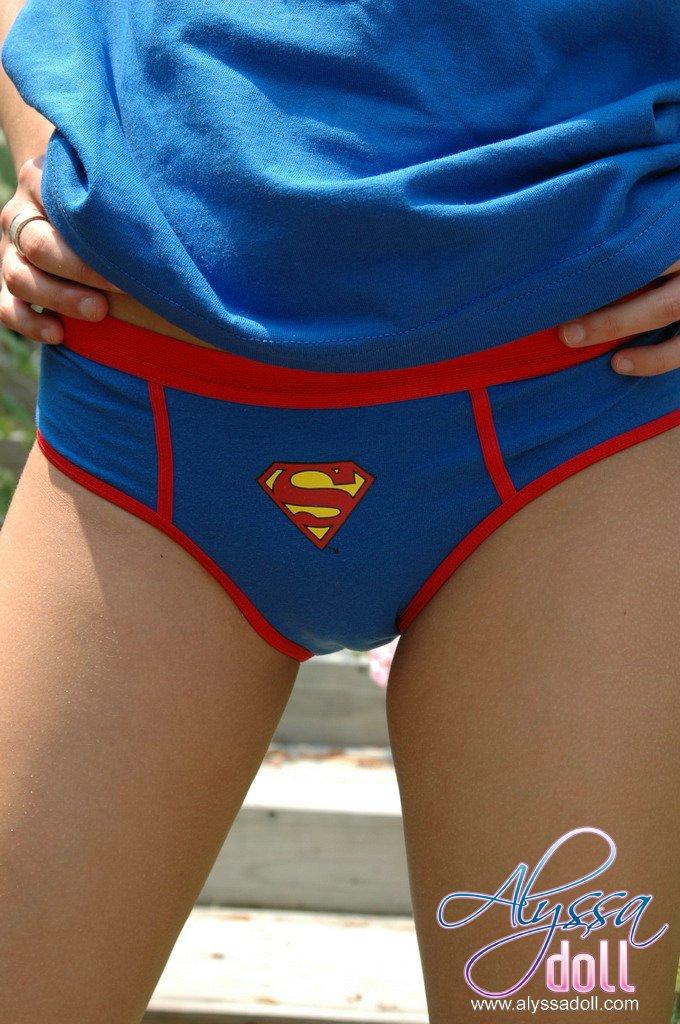 Fotos de alyssa doll en ropa interior de superman
 #53053057