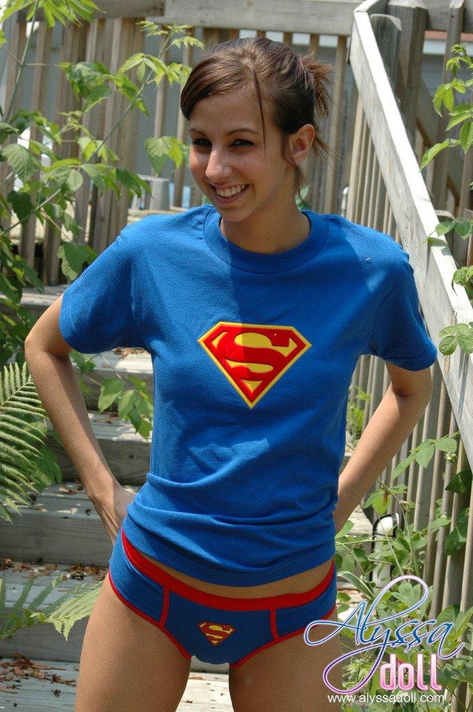 Photos d'Alyssa doll en slip Superman
 #53053097