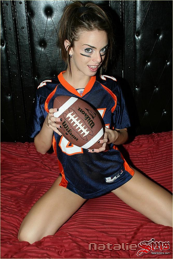 Bilder von Teenie-Babe Natalie Sins, die für ihr Fußballteam anfeuert
 #59689712