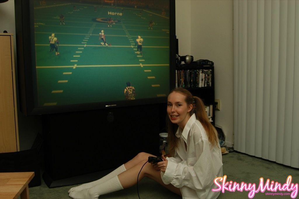Bilder von skinny mindy genießt ein Fußballspiel
 #59978071