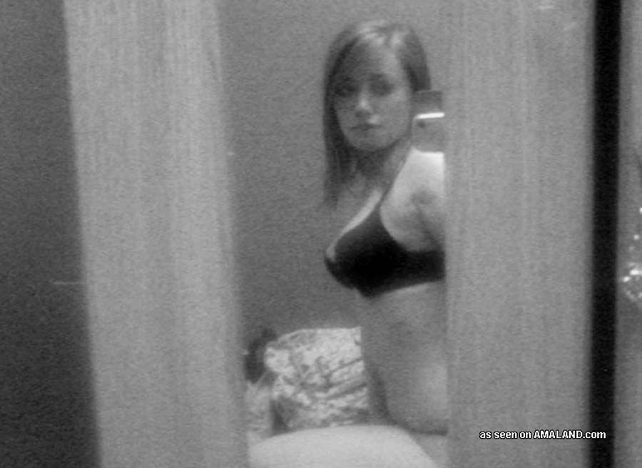 Bilder von heißen Freundinnen, die ihre engen Körper zeigen
 #60921910