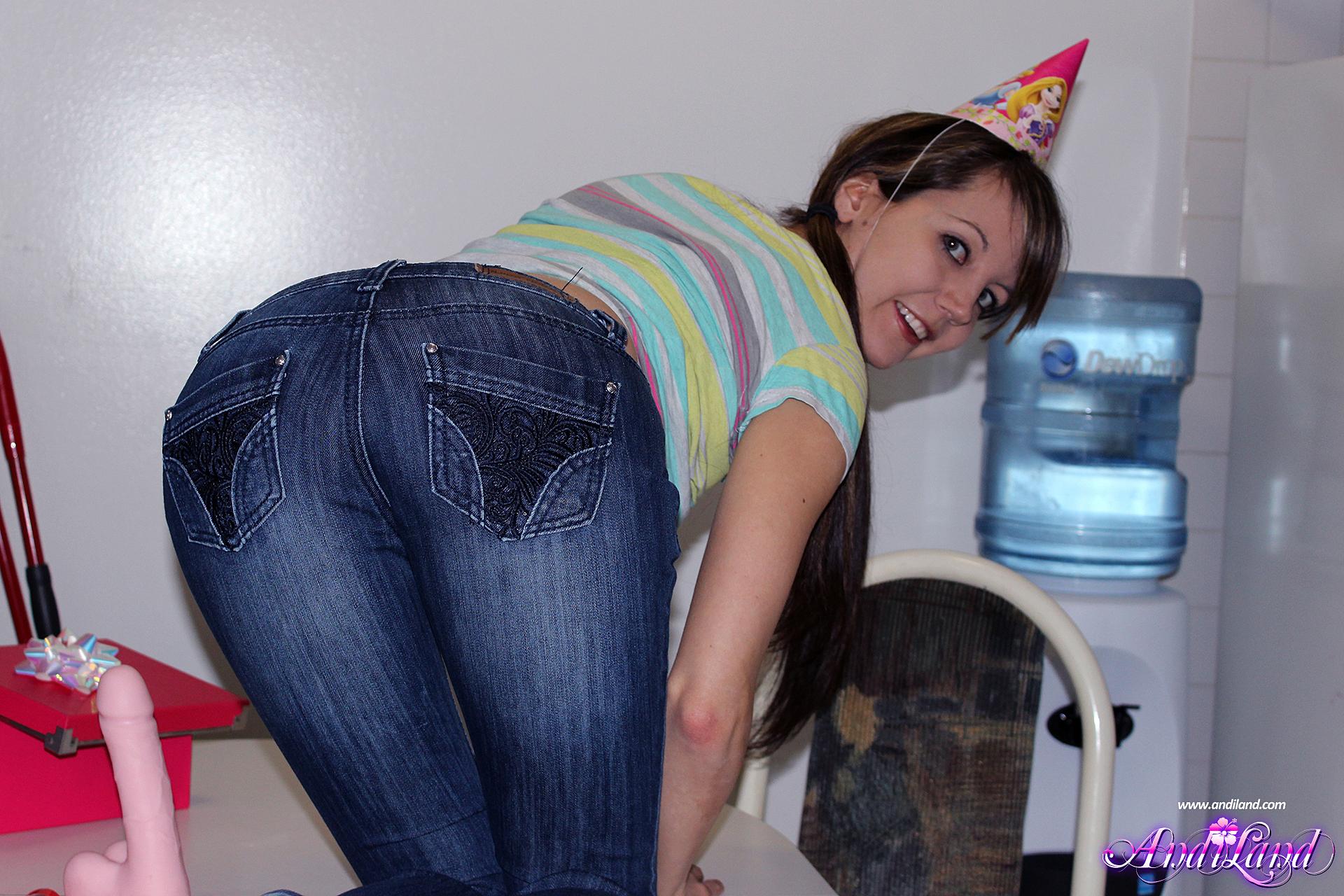 Brunette teen andi land festeggia il suo compleanno con un dildo
 #53136276