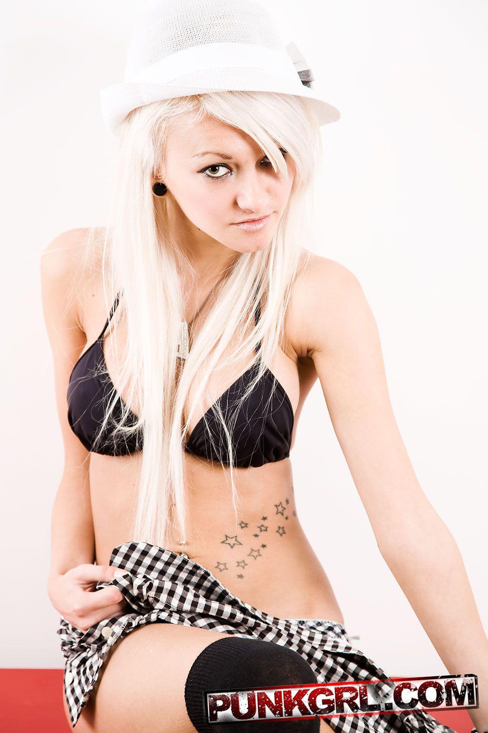 Photos de punk girl ashlie montrant son corps sexy
 #60758966