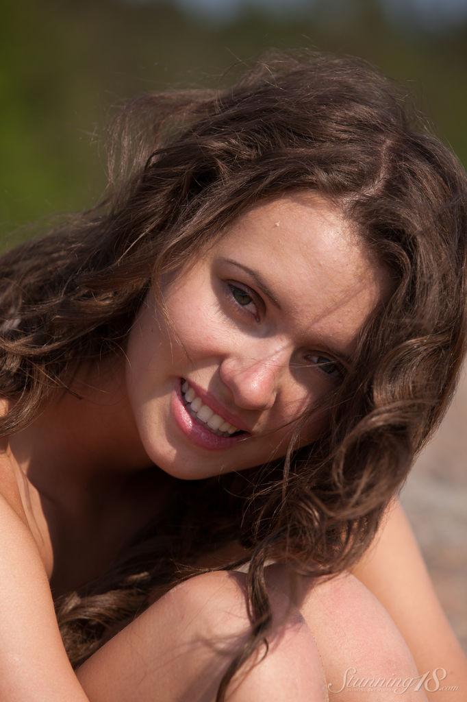 Brunette teen lucy g Streifen aus ihrem Bikini auf dem Felsen
 #59115433