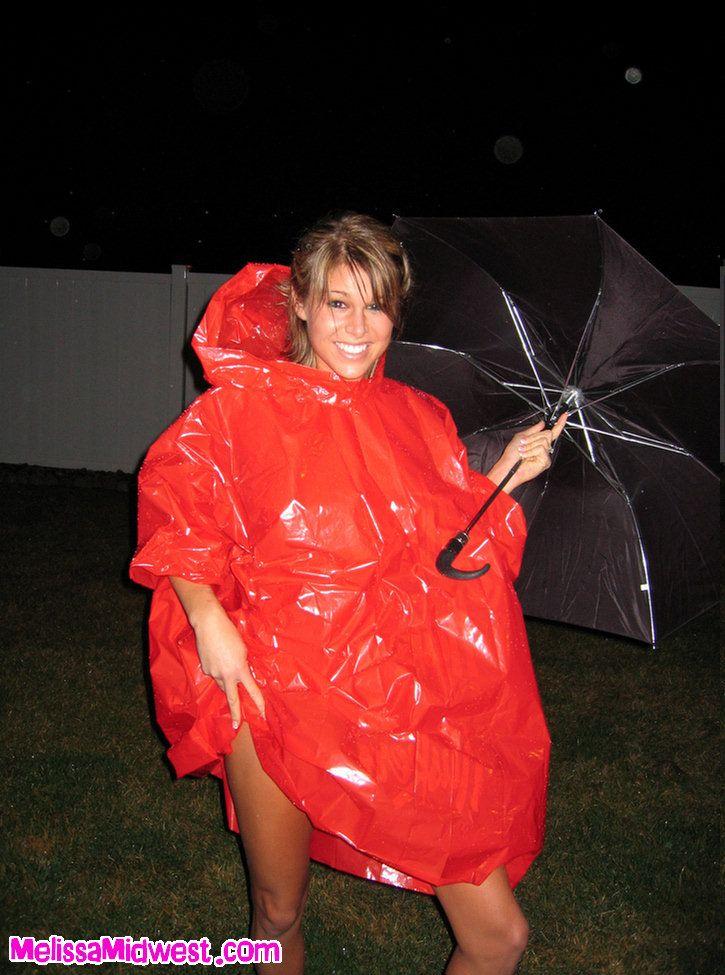 Bilder von Melissa Midwest, die sich im Regen nackt auszieht
 #59490863