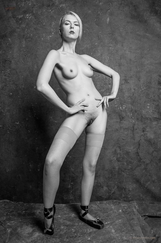 La ballerine nue Magdalene fait ses poses de ballet dans le studio.
 #60621756