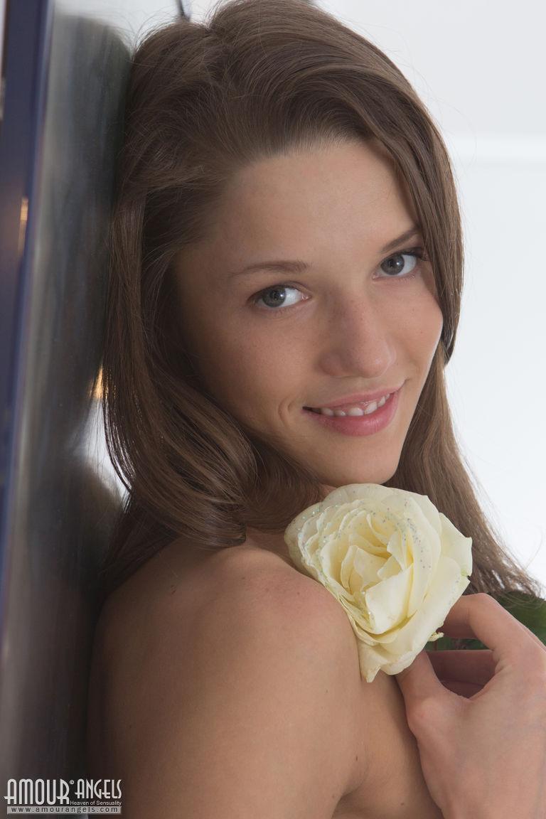 美しいティーンBritneyが彼女のかわいい花をあなたに提供する
 #60236516