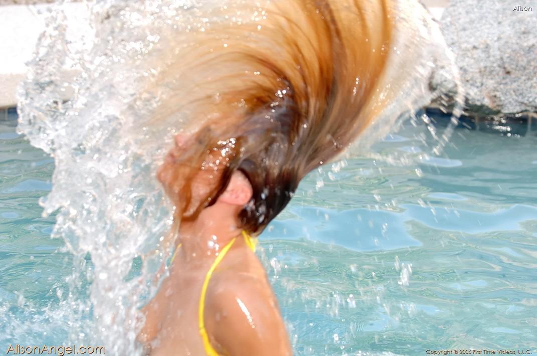 Bilder von Alison Angel beim Schwimmen
 #53017577