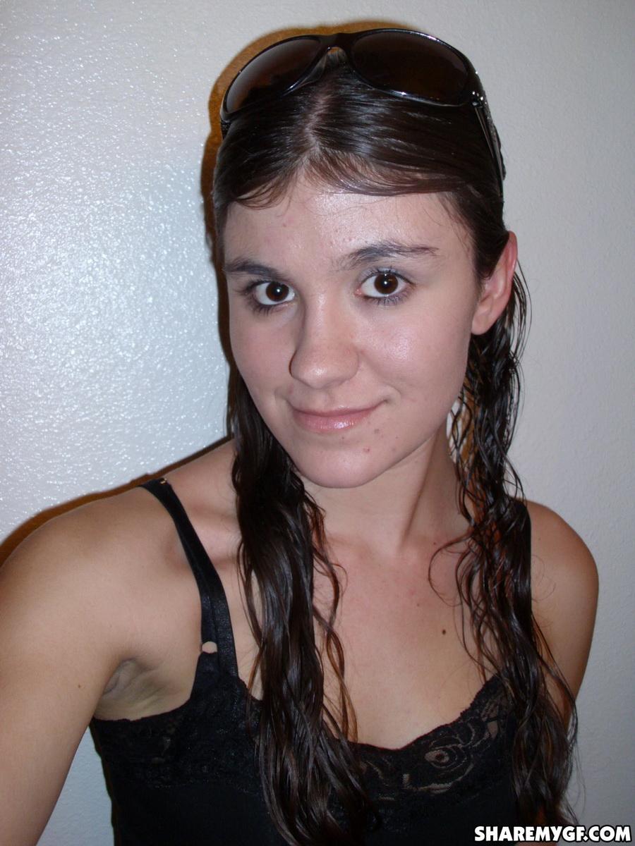 Une petite amie brune excitée prend des photos d'elle-même dans le miroir.
 #60791200