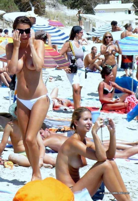 Foto di vari amatoriale caldo frizzante mostrando le loro grandi tette su una spiaggia
 #60478749