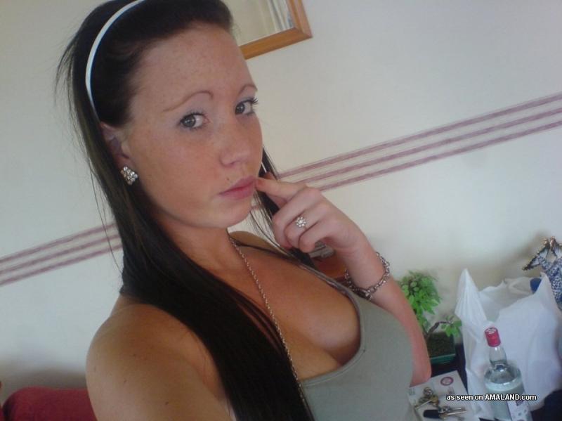 Bilder einer schönen brünetten Freundin, die Bilder von sich selbst macht
 #60713588