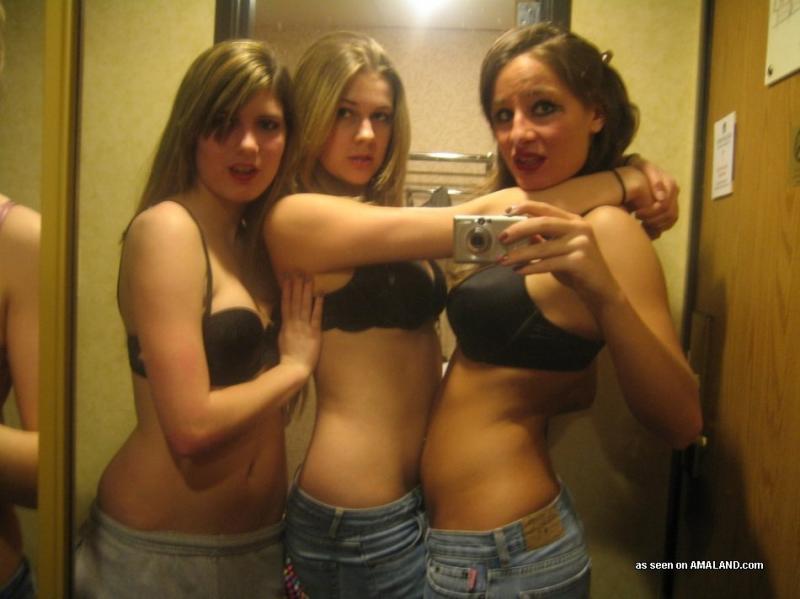 Bilder von wilden, perversen Amateur-Lesben, die in einem Hotelzimmer durchdrehen
 #60649007