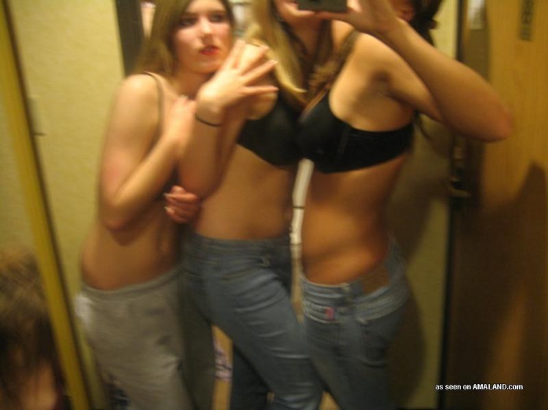 Bilder von wilden, perversen Amateur-Lesben, die in einem Hotelzimmer durchdrehen
 #60649012