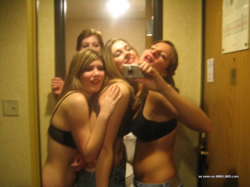 Bilder von wilden, perversen Amateur-Lesben, die in einem Hotelzimmer durchdrehen
 #60649017