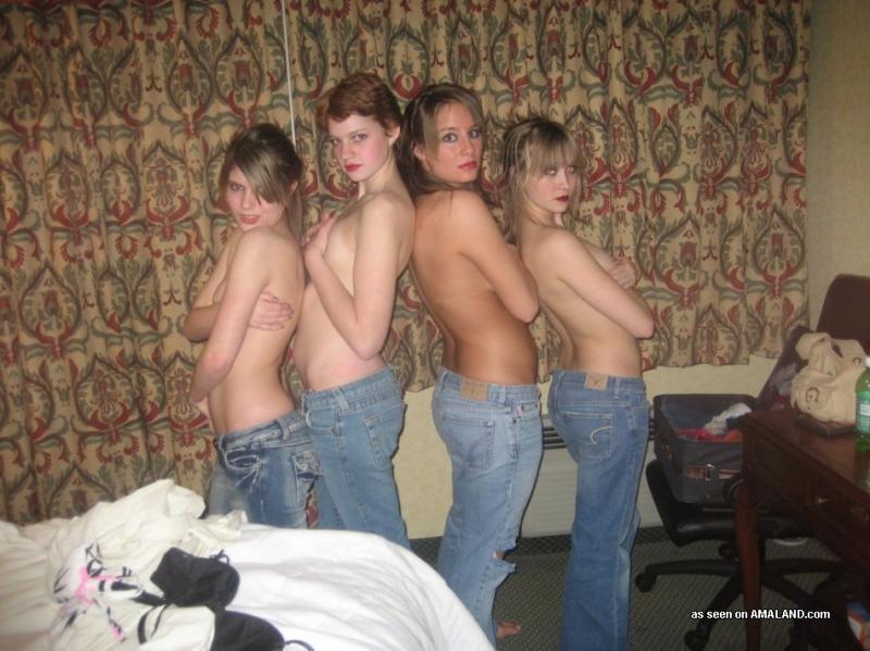 Bilder von wilden, perversen Amateur-Lesben, die in einem Hotelzimmer durchdrehen
 #60649034