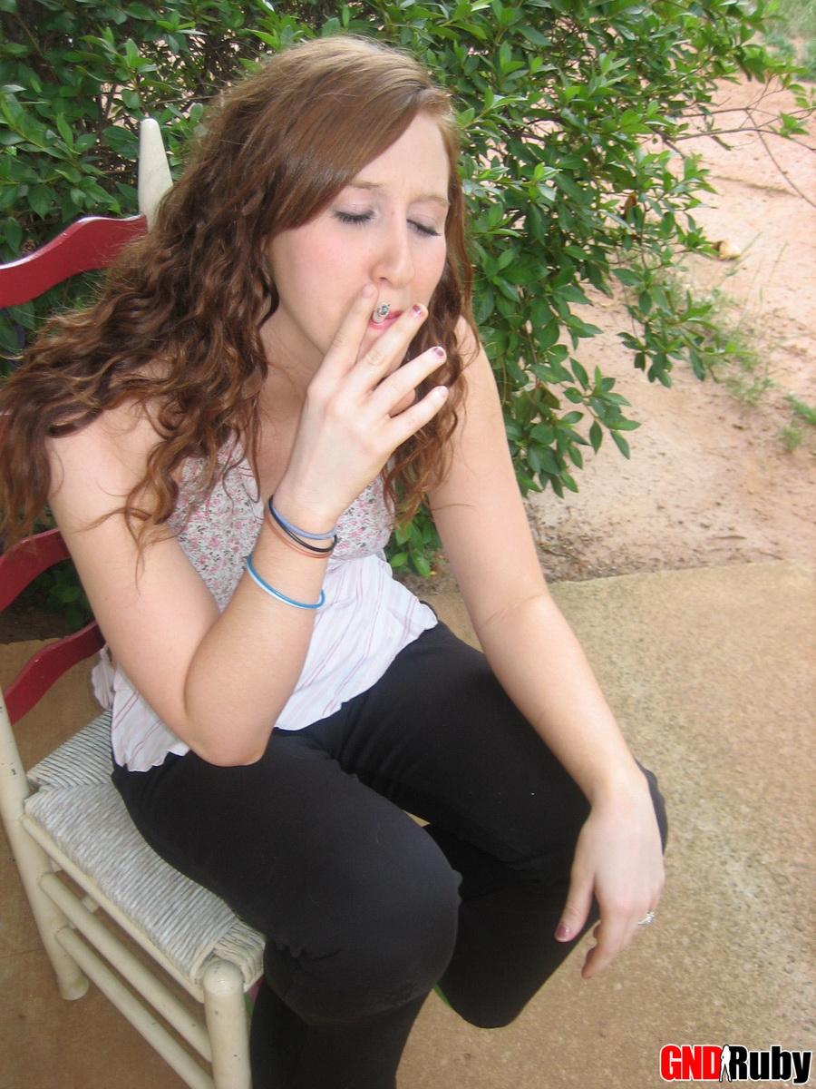 Ruby, une jeune rousse sexy, prend une pause cigarette et s'exhibe devant l'appareil photo.
 #59948434