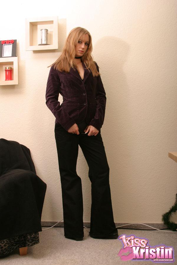Kristin vistiendo una chaqueta púrpura y un diminuto tanga negro
 #58754784