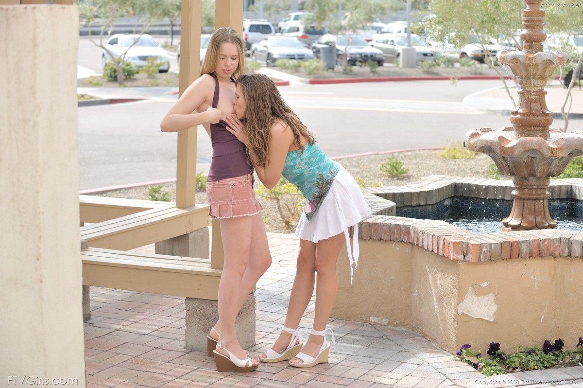 Bilder von zwei Teenager-Mädchen essen Muschi in der Öffentlichkeit
 #60449753