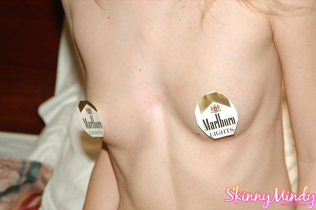 Photos d'une jeune fille porno skinny mindy fumant une cigarette
 #59977670