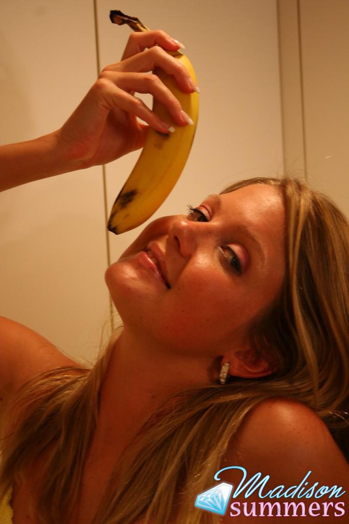 バナナを食べるティーンのマディソン・サマーズの写真
 #59163677