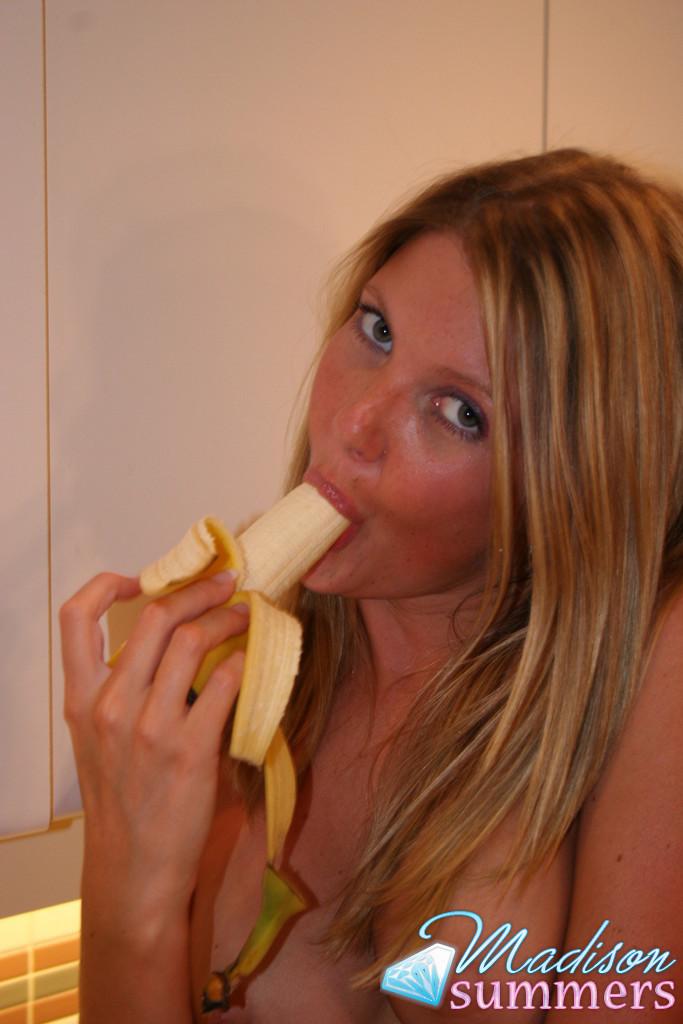 バナナを食べるティーンのマディソン・サマーズの写真
 #59163764