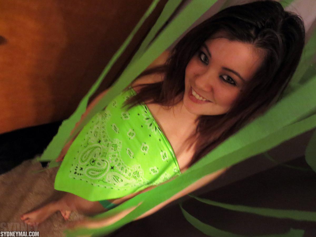 Ragazza asiatica sexy sydney mai fa uno striptease sexy in verde
 #60041565