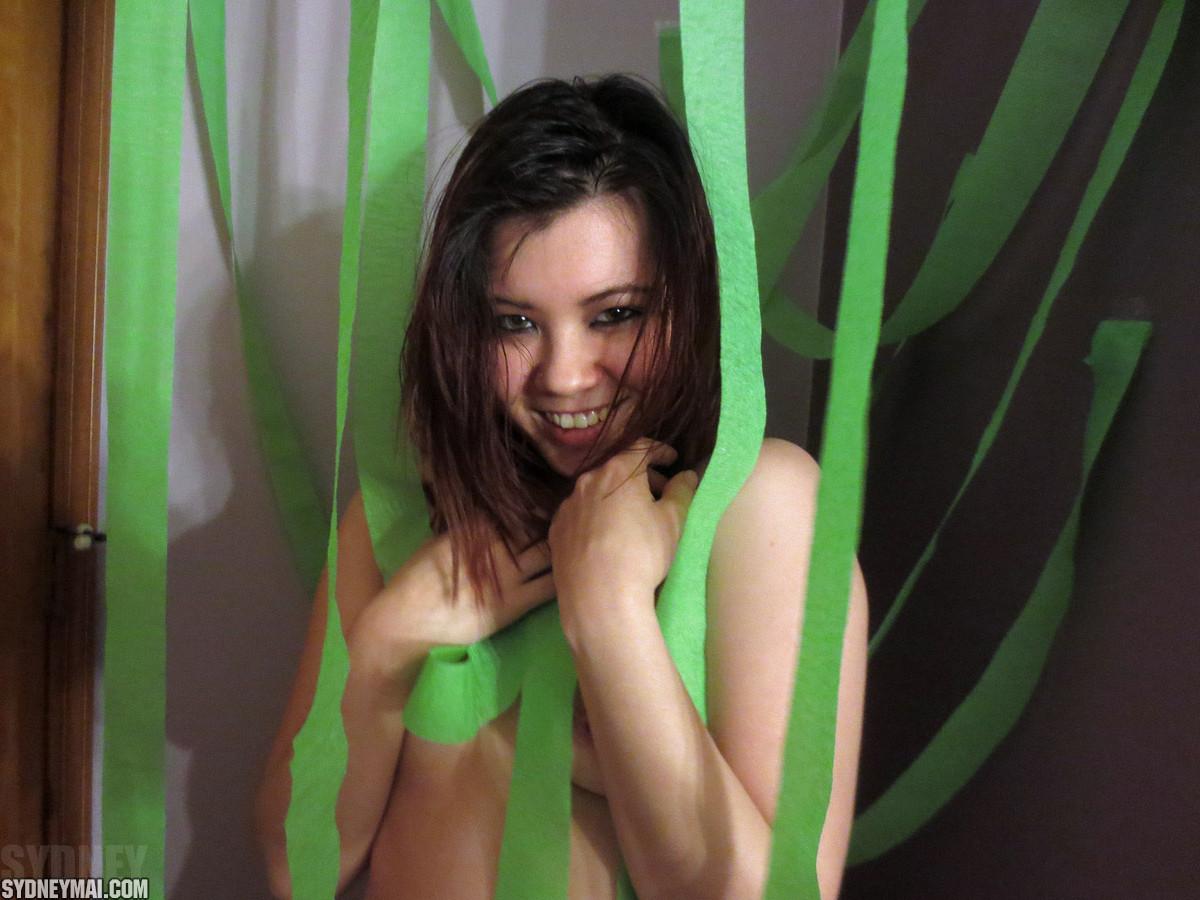 Ragazza asiatica sexy sydney mai fa uno striptease sexy in verde
 #60041617