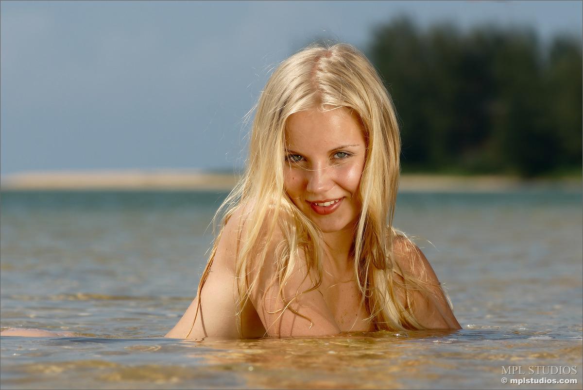 Mpl studios präsentiert sarah in "fun in the sun"
 #59926115
