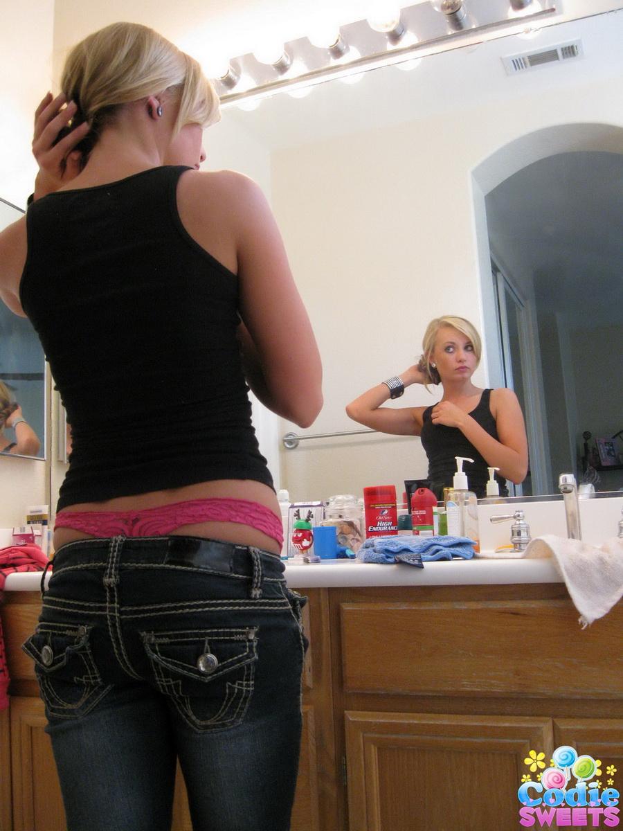 Süße blonde Teen Codie Sweets zeigt ihren perfekten Arsch in engen Jeans, als sie sich zum Drehen bereit macht
 #58922399