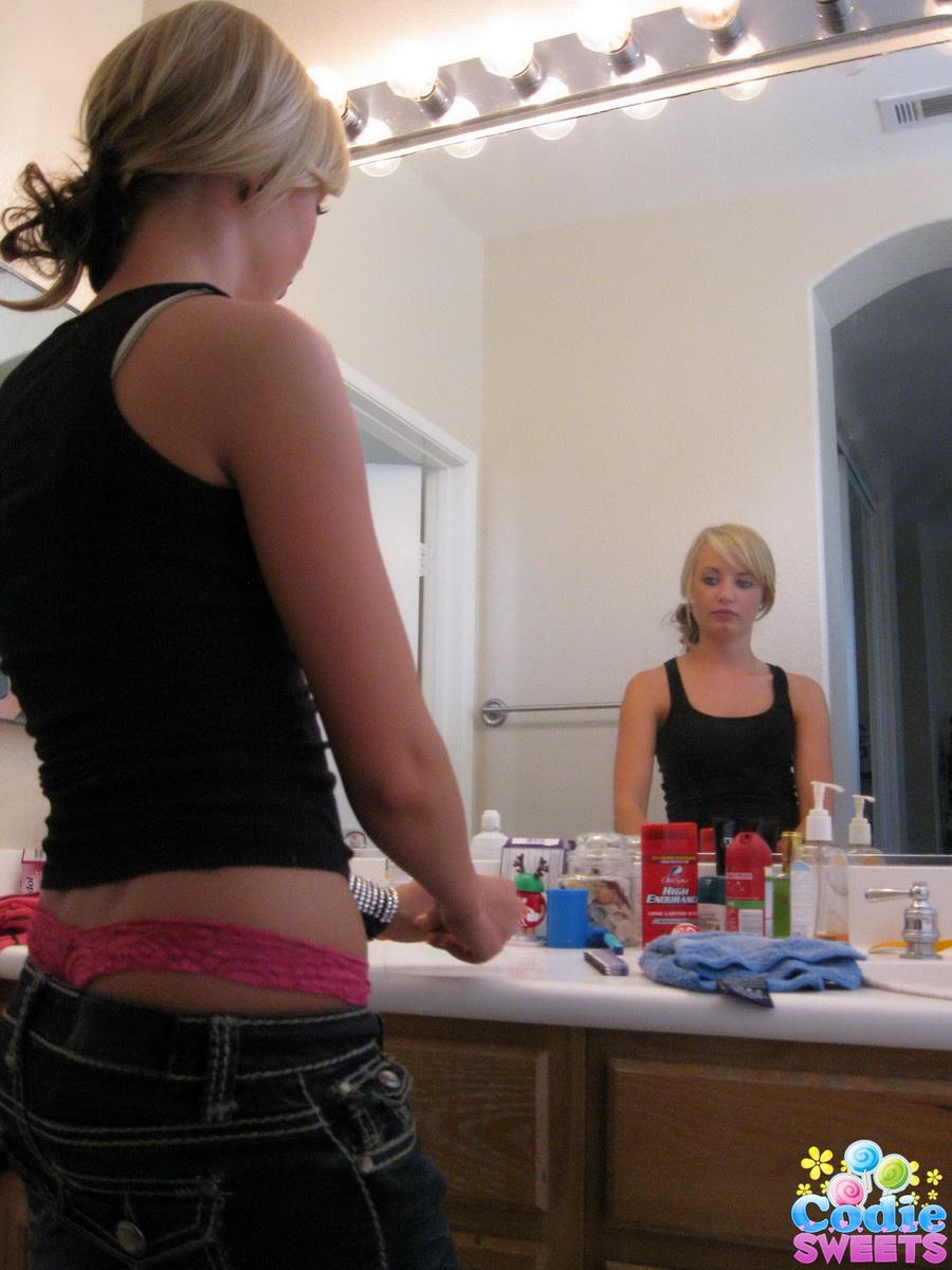 Codie sweets, jeune blonde mignonne, montre son cul parfait dans un jean serré alors qu'elle se prépare pour le tournage.
 #58922468