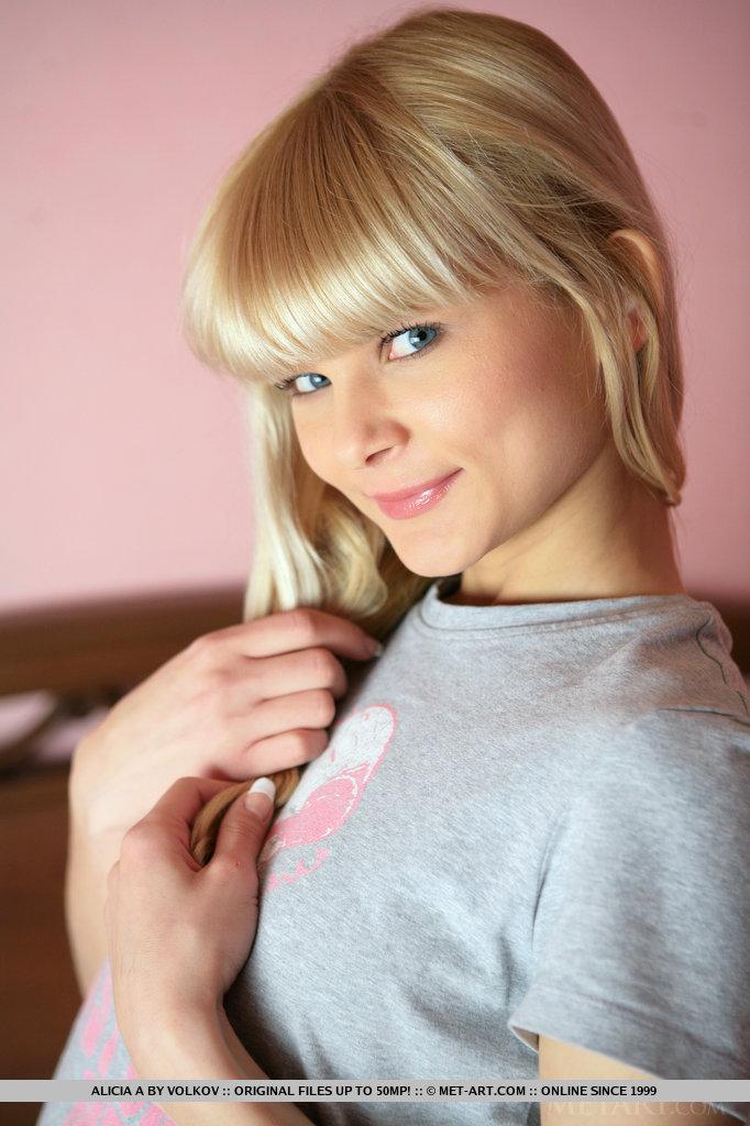 Photos de la jeune blonde alicia a vous attendant au lit
 #59073895