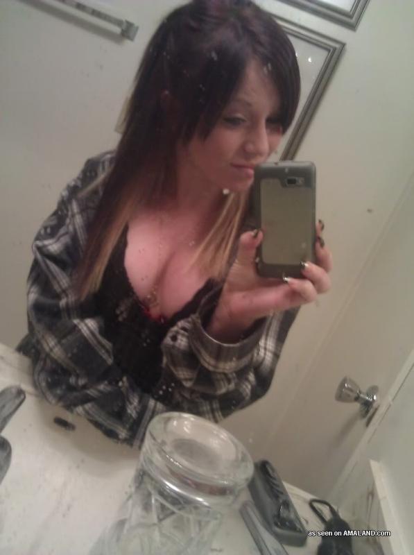 Nena sexy en lencería autofotografiándose frente al espejo
 #60712678