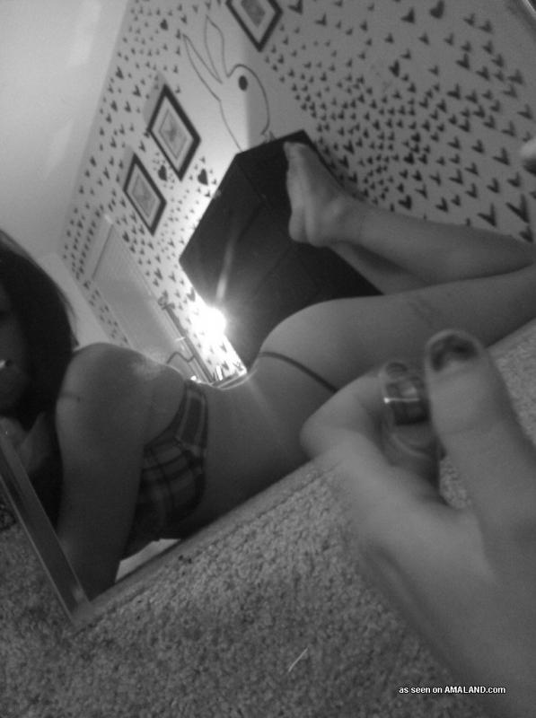 Nena sexy en lencería autofotografiándose frente al espejo
 #60712742