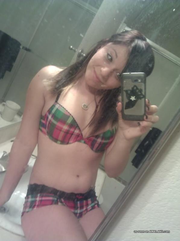 Nena sexy en lencería autofotografiándose frente al espejo
 #60712813