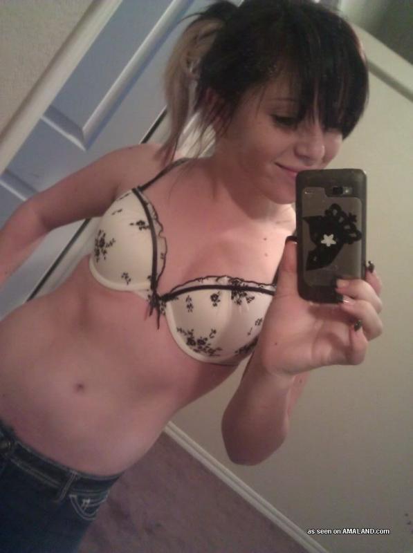 Nena sexy en lencería autofotografiándose frente al espejo
 #60712840