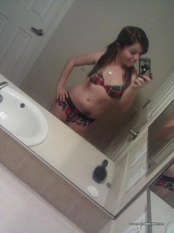 Nena sexy en lencería autofotografiándose frente al espejo
 #60712854