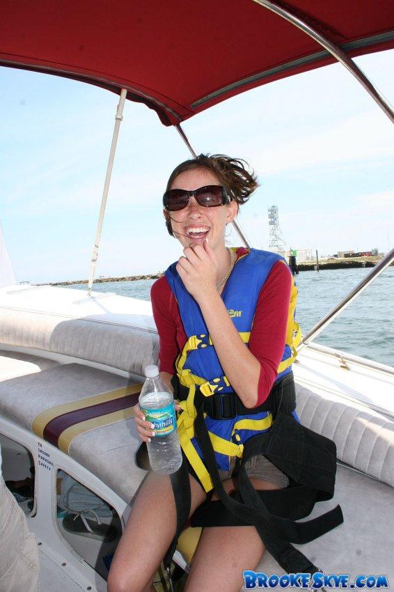 Brooke skye aimant la chatte sur un bateau
 #53557044