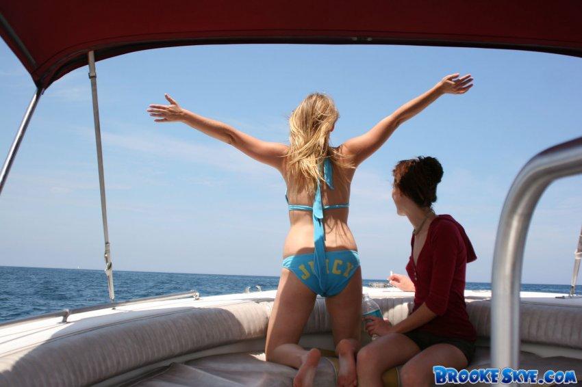 ブルックスカイは、ボートの上でマンコを愛する
 #53557250