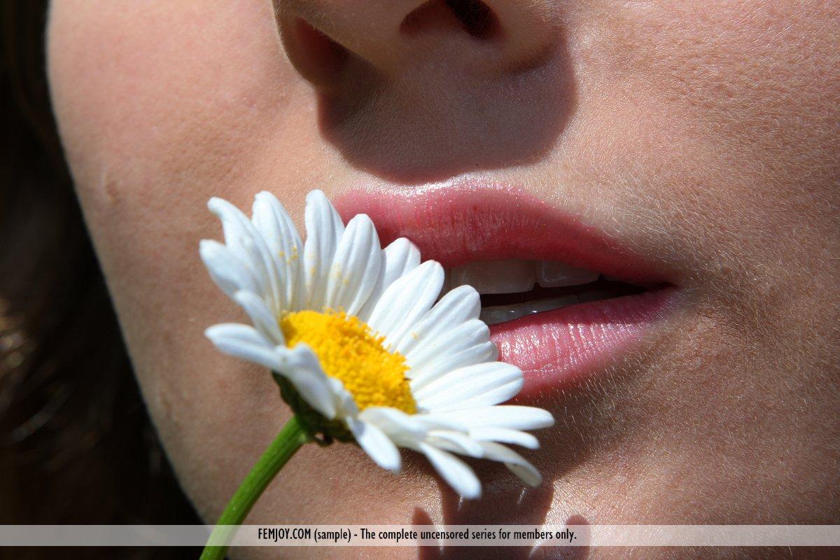 ホットティーンガールメリットの写真は、あなたに彼女のきれいな花を示す
 #59510422