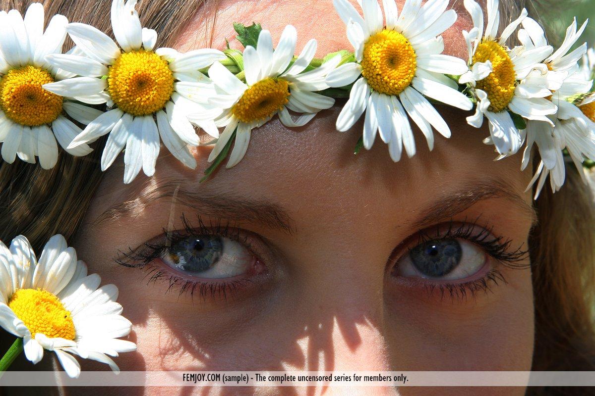 ホットティーンガールメリットの写真は、あなたに彼女のきれいな花を示す
 #59510504