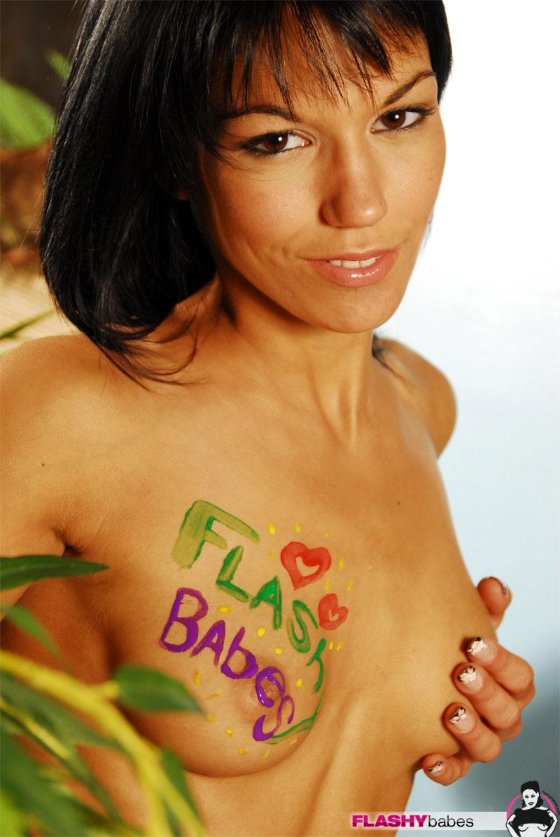 ホットブルネットのティーンの画像は、彼女の乳房を塗る
 #60425914