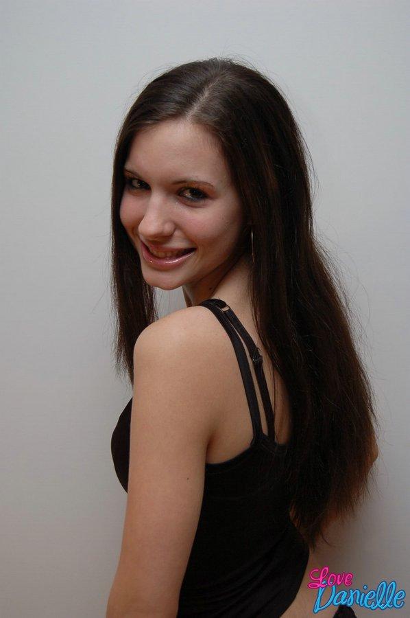 Bilder von Teenager-Modell Liebe danielle necken mit ihrem Top aus
 #59096217